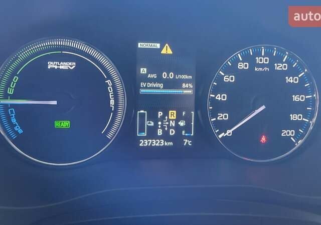 Чорний Міцубісі Аутлендер, об'ємом двигуна 2 л та пробігом 237 тис. км за 13800 $, фото 26 на Automoto.ua