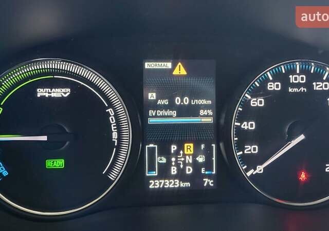 Чорний Міцубісі Аутлендер, об'ємом двигуна 2 л та пробігом 237 тис. км за 13800 $, фото 27 на Automoto.ua