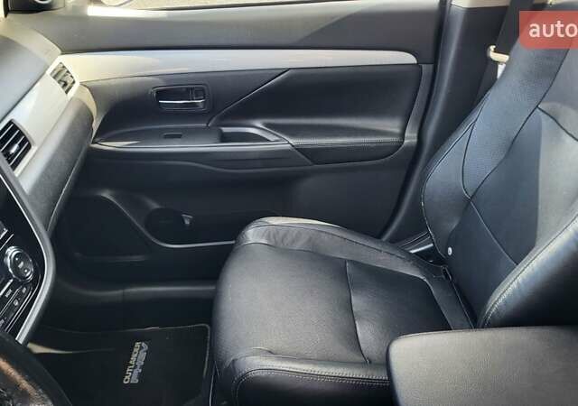 Чорний Міцубісі Аутлендер, об'ємом двигуна 2 л та пробігом 237 тис. км за 13800 $, фото 18 на Automoto.ua