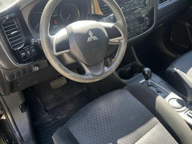 Черный Мицубиси Аутлендер, объемом двигателя 2 л и пробегом 150 тыс. км за 12000 $, фото 2 на Automoto.ua