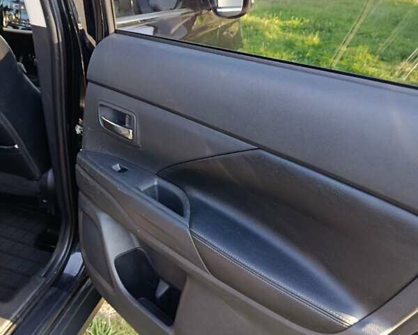 Черный Мицубиси Аутлендер, объемом двигателя 2.27 л и пробегом 260 тыс. км за 14850 $, фото 1 на Automoto.ua