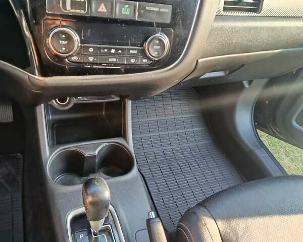 Черный Мицубиси Аутлендер, объемом двигателя 2.27 л и пробегом 260 тыс. км за 14850 $, фото 4 на Automoto.ua