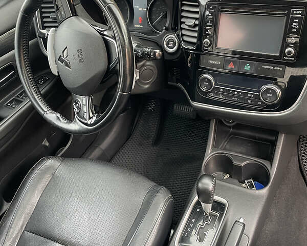 Черный Мицубиси Аутлендер, объемом двигателя 3 л и пробегом 257 тыс. км за 13699 $, фото 14 на Automoto.ua