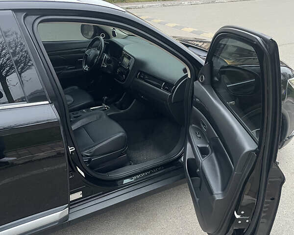 Черный Мицубиси Аутлендер, объемом двигателя 3 л и пробегом 260 тыс. км за 13799 $, фото 8 на Automoto.ua