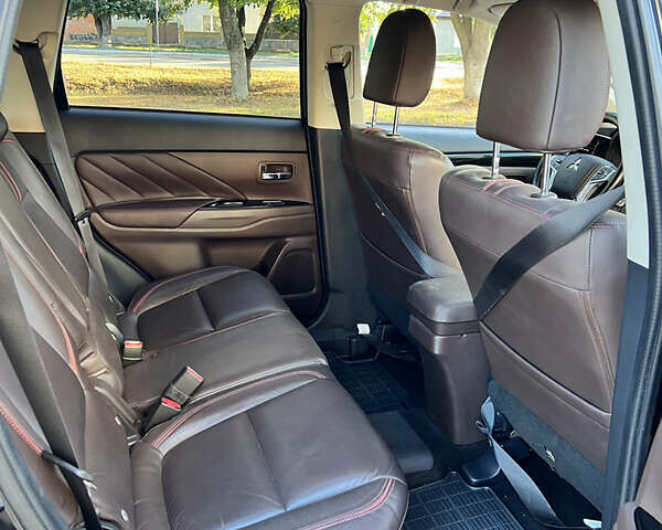 Чорний Міцубісі Аутлендер, об'ємом двигуна 2 л та пробігом 233 тис. км за 18000 $, фото 7 на Automoto.ua