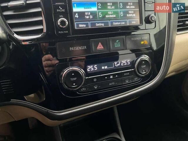 Черный Мицубиси Аутлендер, объемом двигателя 2.36 л и пробегом 143 тыс. км за 12900 $, фото 15 на Automoto.ua