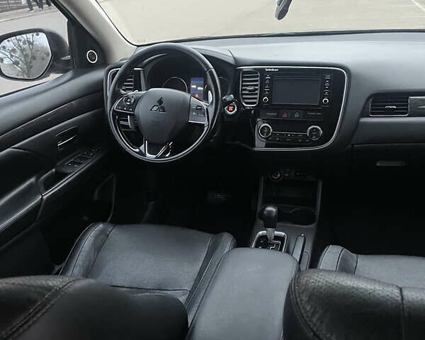 Черный Мицубиси Аутлендер, объемом двигателя 3 л и пробегом 260 тыс. км за 13799 $, фото 12 на Automoto.ua