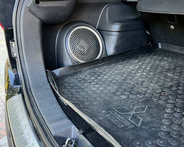 Чорний Міцубісі Аутлендер, об'ємом двигуна 2 л та пробігом 233 тис. км за 18000 $, фото 4 на Automoto.ua