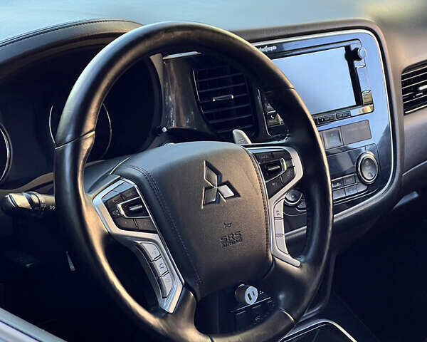 Чорний Міцубісі Аутлендер, об'ємом двигуна 2 л та пробігом 233 тис. км за 18000 $, фото 12 на Automoto.ua