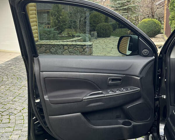 Чорний Міцубісі Аутлендер, об'ємом двигуна 2 л та пробігом 170 тис. км за 10999 $, фото 23 на Automoto.ua