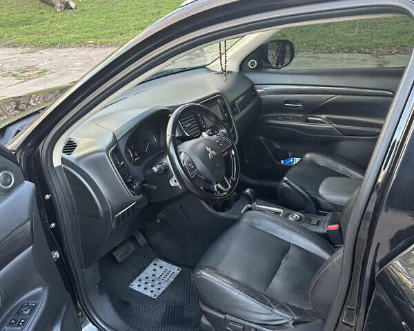 Чорний Міцубісі Аутлендер, об'ємом двигуна 3 л та пробігом 122 тис. км за 17645 $, фото 4 на Automoto.ua