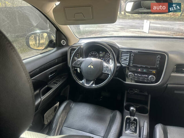 Мицубиси Аутлендер 2016 в Киеве на Automoto.ua Черный Мицубиси Аутлендер, объемом двигателя 3 л и пробегом 248 тыс. км за 15500 $, фото 16 на Automoto.ua