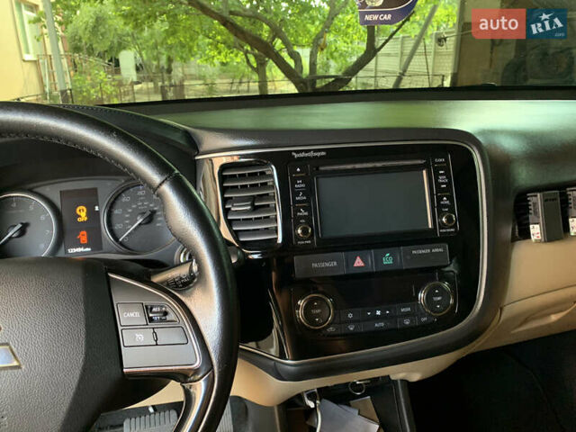 Мицубиси Аутлендер 2016 в Запорожье на Automoto.ua Черный Мицубиси Аутлендер, объемом двигателя 2.36 л и пробегом 197 тыс. км за 16000 $, фото 13 на Automoto.ua