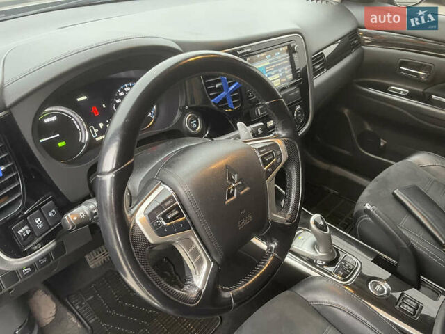 Чорний Міцубісі Аутлендер, об'ємом двигуна 2 л та пробігом 145 тис. км за 21200 $, фото 8 на Automoto.ua