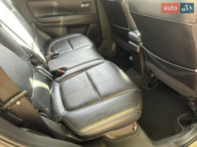 Мицубиси Аутлендер 2016 в Киеве на Automoto.ua Черный Мицубиси Аутлендер, объемом двигателя 3 л и пробегом 248 тыс. км за 15500 $, фото 12 на Automoto.ua