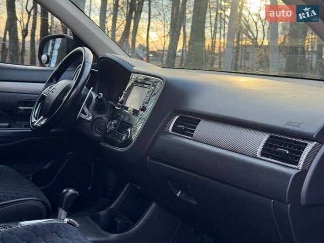Черный Мицубиси Аутлендер, объемом двигателя 3 л и пробегом 99 тыс. км за 15800 $, фото 36 на Automoto.ua