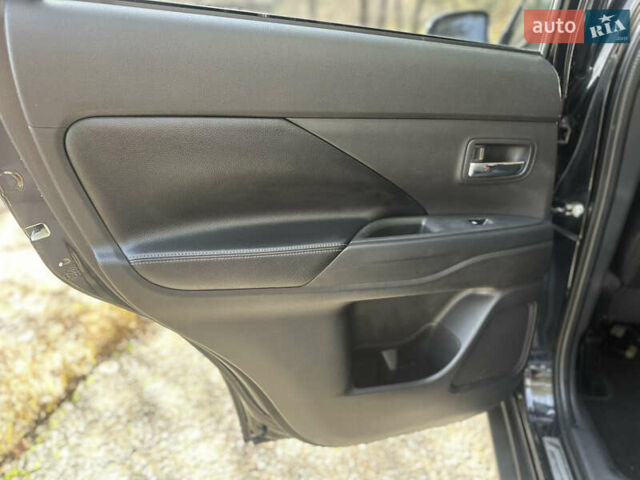 Мицубиси Аутлендер 2016 в Киеве на Automoto.ua Черный Мицубиси Аутлендер, объемом двигателя 3 л и пробегом 248 тыс. км за 15500 $, фото 7 на Automoto.ua