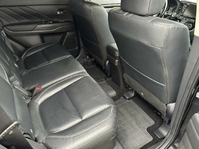 Чорний Міцубісі Аутлендер, об'ємом двигуна 0 л та пробігом 135 тис. км за 8600 $, фото 7 на Automoto.ua