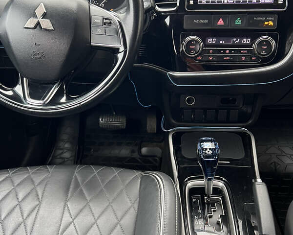 Чорний Міцубісі Аутлендер, об'ємом двигуна 2.36 л та пробігом 110 тис. км за 17500 $, фото 13 на Automoto.ua