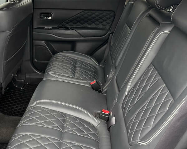 Чорний Міцубісі Аутлендер, об'ємом двигуна 2.36 л та пробігом 110 тис. км за 17500 $, фото 11 на Automoto.ua