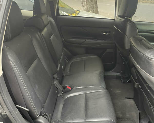 Чорний Міцубісі Аутлендер, об'ємом двигуна 2.36 л та пробігом 150 тис. км за 13500 $, фото 10 на Automoto.ua