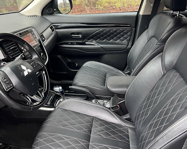 Чорний Міцубісі Аутлендер, об'ємом двигуна 2.36 л та пробігом 110 тис. км за 17500 $, фото 7 на Automoto.ua