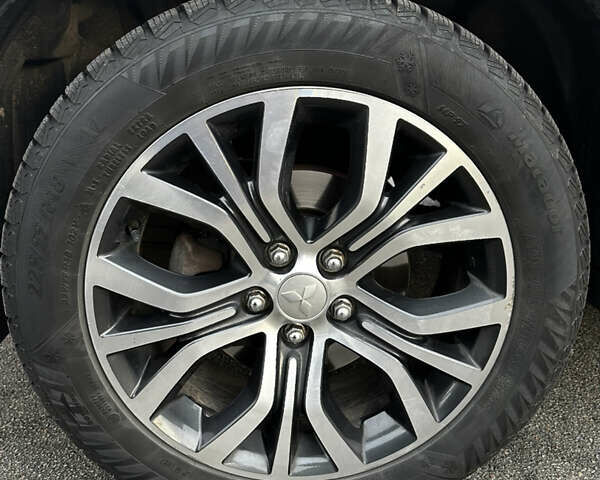 Черный Мицубиси Аутлендер, объемом двигателя 2.36 л и пробегом 128 тыс. км за 15500 $, фото 7 на Automoto.ua