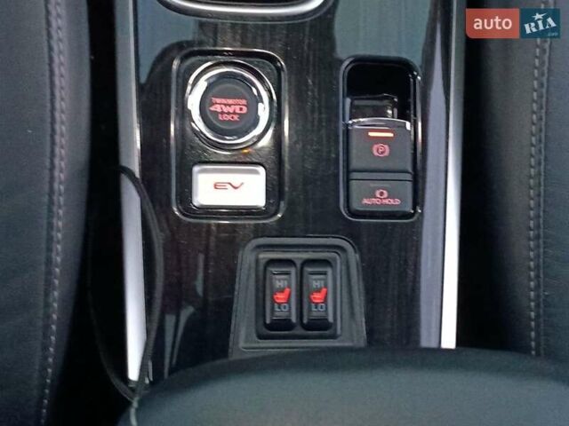 Чорний Міцубісі Аутлендер, об'ємом двигуна 2 л та пробігом 115 тис. км за 23700 $, фото 29 на Automoto.ua