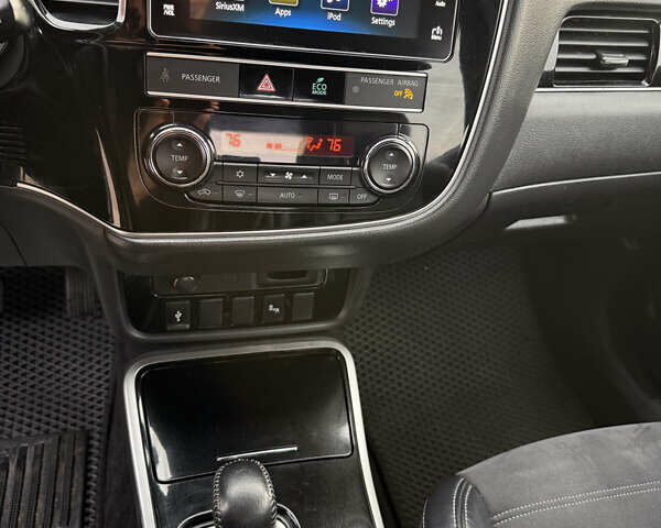 Черный Мицубиси Аутлендер, объемом двигателя 2.36 л и пробегом 153 тыс. км за 14800 $, фото 1 на Automoto.ua