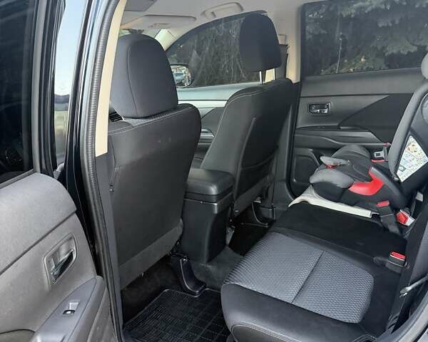 Чорний Міцубісі Аутлендер, об'ємом двигуна 2 л та пробігом 81 тис. км за 18950 $, фото 10 на Automoto.ua