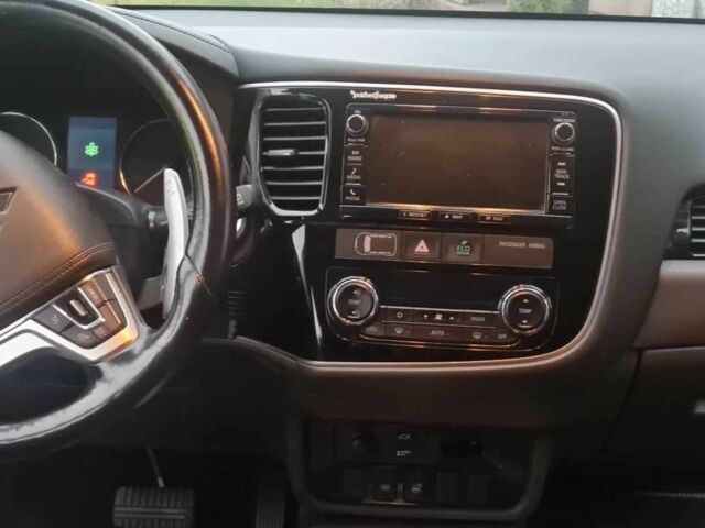 Черный Мицубиси Аутлендер, объемом двигателя 2 л и пробегом 65 тыс. км за 13200 $, фото 5 на Automoto.ua