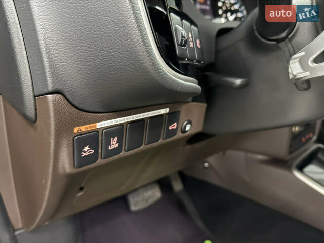 Чорний Міцубісі Аутлендер, об'ємом двигуна 2 л та пробігом 67 тис. км за 22999 $, фото 18 на Automoto.ua