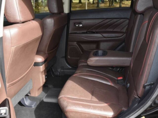 Чорний Міцубісі Аутлендер, об'ємом двигуна 2 л та пробігом 45 тис. км за 14000 $, фото 9 на Automoto.ua