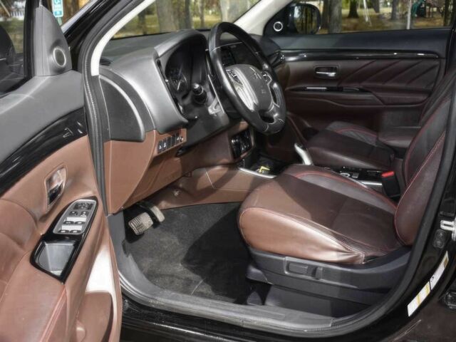 Чорний Міцубісі Аутлендер, об'ємом двигуна 2 л та пробігом 45 тис. км за 14000 $, фото 6 на Automoto.ua