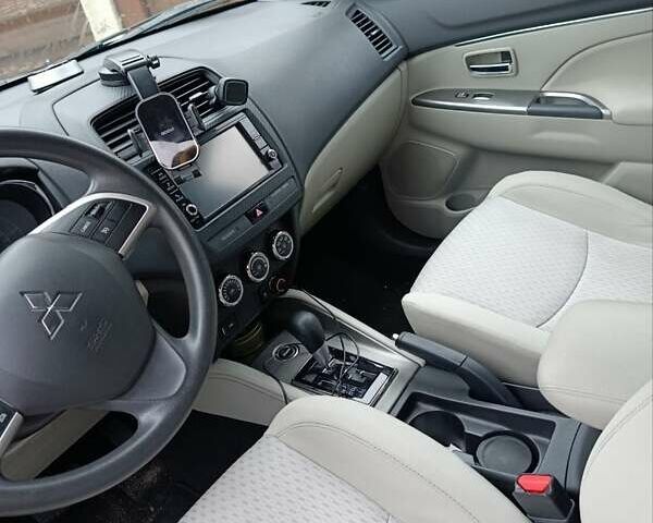 Чорний Міцубісі Аутлендер, об'ємом двигуна 2 л та пробігом 148 тис. км за 13000 $, фото 3 на Automoto.ua