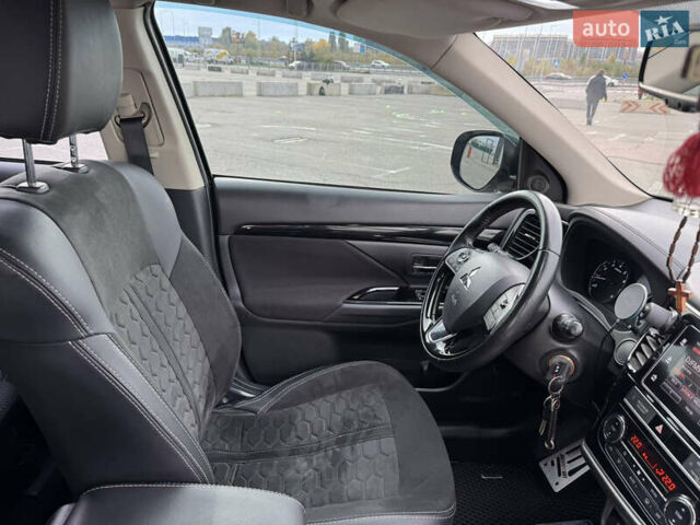 Міцубісі Аутлендер 2018 у Києві на Automoto.ua Чорний Міцубісі Аутлендер, об'ємом двигуна 2 л та пробігом 121 тис. км за 16000 $, фото 10 на Automoto.ua