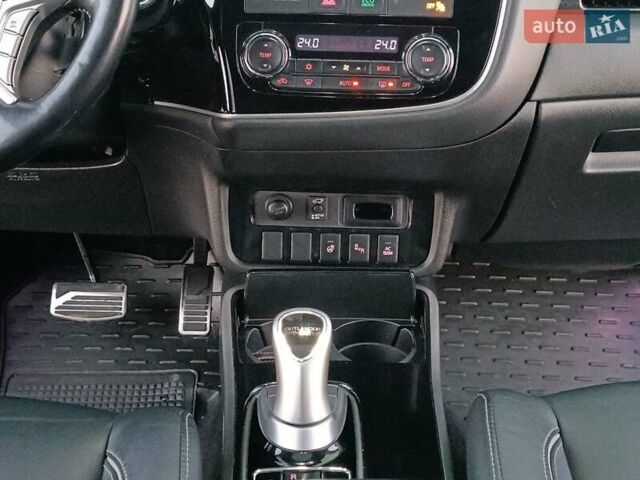 Чорний Міцубісі Аутлендер, об'ємом двигуна 2 л та пробігом 115 тис. км за 23700 $, фото 26 на Automoto.ua