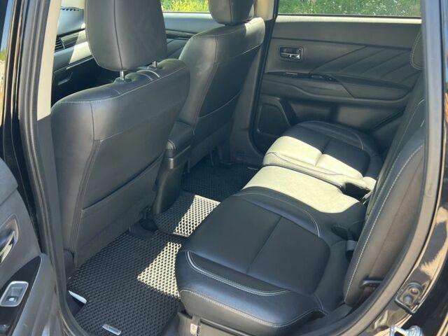 Черный Мицубиси Аутлендер, объемом двигателя 2 л и пробегом 54 тыс. км за 20800 $, фото 6 на Automoto.ua