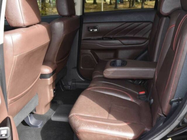 Чорний Міцубісі Аутлендер, об'ємом двигуна 2 л та пробігом 45 тис. км за 14000 $, фото 11 на Automoto.ua