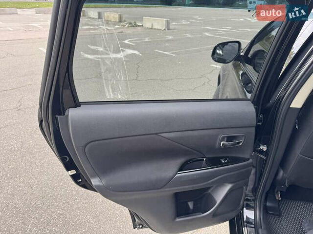 Міцубісі Аутлендер 2018 у Києві на Automoto.ua Чорний Міцубісі Аутлендер, об'ємом двигуна 2 л та пробігом 121 тис. км за 16000 $, фото 9 на Automoto.ua