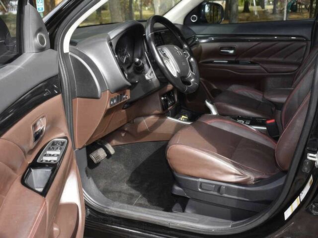 Чорний Міцубісі Аутлендер, об'ємом двигуна 2 л та пробігом 45 тис. км за 14000 $, фото 6 на Automoto.ua