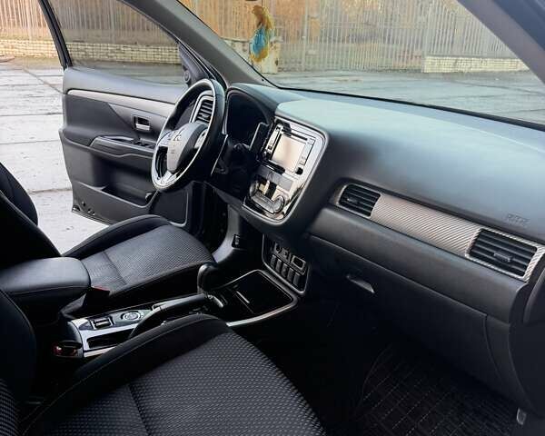 Чорний Міцубісі Аутлендер, об'ємом двигуна 2 л та пробігом 81 тис. км за 18950 $, фото 9 на Automoto.ua