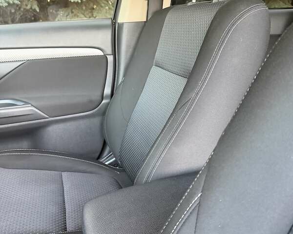 Чорний Міцубісі Аутлендер, об'ємом двигуна 2 л та пробігом 81 тис. км за 18950 $, фото 8 на Automoto.ua