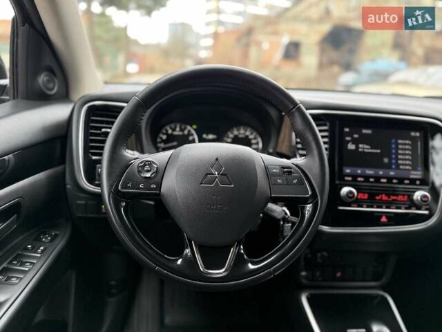 Черный Мицубиси Аутлендер, объемом двигателя 2 л и пробегом 65 тыс. км за 19950 $, фото 15 на Automoto.ua