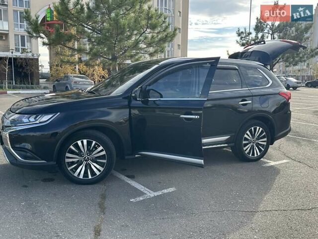 Черный Мицубиси Аутлендер, объемом двигателя 2.36 л и пробегом 90 тыс. км за 26500 $, фото 2 на Automoto.ua