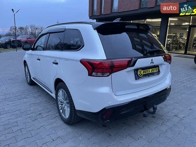 Черный Мицубиси Аутлендер, объемом двигателя 2.4 л и пробегом 53 тыс. км за 32900 $, фото 3 на Automoto.ua