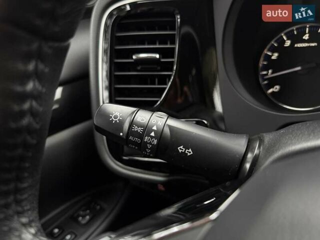 Черный Мицубиси Аутлендер, объемом двигателя 2 л и пробегом 65 тыс. км за 19950 $, фото 28 на Automoto.ua