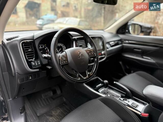 Черный Мицубиси Аутлендер, объемом двигателя 2 л и пробегом 65 тыс. км за 19950 $, фото 12 на Automoto.ua