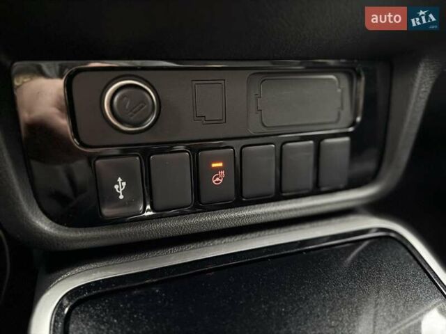 Черный Мицубиси Аутлендер, объемом двигателя 2 л и пробегом 65 тыс. км за 19950 $, фото 39 на Automoto.ua