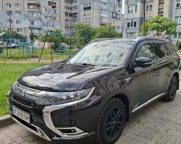 Черный Мицубиси Аутлендер, объемом двигателя 2.36 л и пробегом 67 тыс. км за 25925 $, фото 1 на Automoto.ua